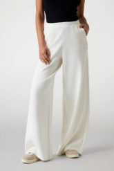 GUESS Spodnie damskie dresowe ecru Olympe Wide, Rozmiar XS. Białe spodnie sportowe damskie Guess, z aplikacjami, z dresówki. W wyprzedaży za 329.99 zł.