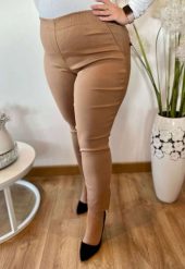 Beżowe spodnie chinosy Nina z zamkami 7/8 PLUS SIZE XXL. Brązowe spodnie materiałowe damskie Nasi partnerzy, bez wzorów, z elastanu, biznesowe, plus size, krótkie. Za 159.90 zł.