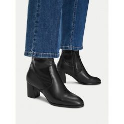 Botki JENNY. Czarne botki damskie Jenny, bez wzorów, bez obcasa, na słupku, bez zapięcia. Za 169.99 zł.