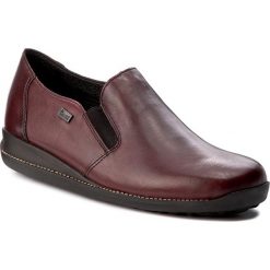Półbuty RIEKER - 44264-35 Red. Czerwone półbuty damskie Rieker, bez wzorów, ze skóry, bez obcasa, na obcasie, bez zapięcia. W wyprzedaży za 219.00 zł.