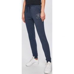 Roxy - Spodnie. Niebieskie spodnie materiałowe damskie Roxy, bez wzorów, z bawełny, casualowe. W wyprzedaży za 159.90 zł.
