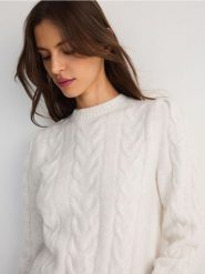 Sweter z warkoczowym splotem - kremowy. Białe swetry nierozpinane damskie Reserved, l, bez wzorów, z dzianiny, bez kołnierzyka, bez ramiączek. W wyprzedaży za 69.99 zł.