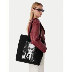 Torebka Karl Lagerfeld Jeans. Czarne shopperki damskie Karl Lagerfeld Jeans, bez wzorów, z jeansu, bez dodatków. Za 299.99 zł.