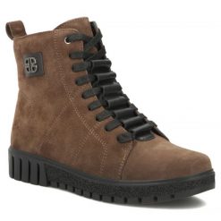 Skórzane botki damskie zamszowe brązowe Filippo DBT7273. Brązowe botki damskie Filippo, bez wzorów, ze skóry, bez obcasa, bez zapięcia. Za 249.99 zł.
