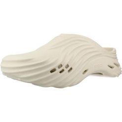 Sandały CROCS 210521C Beżowy. Brązowe sandały męskie Crocs, bez wzorów, z gumy, bez zapięcia. Za 365.99 zł.