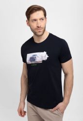 T-shirt z samochodem rajdowym T-DUST. Niebieskie t-shirty męskie Volcano, l, bez wzorów, z bawełny, bez kołnierzyka, bez ramiączek. Za 59.99 zł.