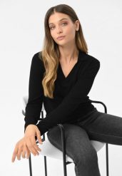 Sweter z kołnierzykiem S-TOYO. Czarne swetry nierozpinane damskie Volcano, s, bez wzorów, z dzianiny, eleganckie, bez kołnierzyka, bez ramiączek. Za 129.99 zł.