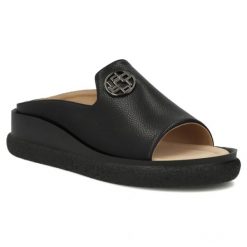 Skórzane klapki damskie na koturnie czarne Filippo DK7758. Czarne klapki damskie Filippo, na lato, bez wzorów, ze skóry, bez obcasa, na koturnie, bez zapięcia. Za 169.99 zł.