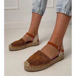 Brązowe sandały espadryle ażurowe. Brązowe sandały damskie w ażurowe wzory, z tkaniny, z okrągłym noskiem, bez obcasa, na platformie, bez zapięcia. Za 81.09 zł.