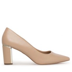 Czółenka Nine West. Brązowe czółenka damskie Nine West, bez wzorów, bez obcasa, bez zapięcia. Za 143.99 zł.