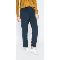 Vero Moda - Spodnie Adrianne. Niebieskie spodnie materiałowe damskie Vero Moda, bez wzorów, z poliesteru, casualowe. W wyprzedaży za 39.90 zł.