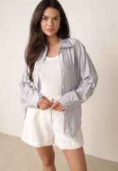Jasnoniebieska Koszula na Lato z Luźnej Cienkiej Tkaniny z Wiskozą Phoebope. Niebieskie koszule damskie Born2be, bez wzorów, z jeansu, eleganckie, bez kołnierzyka, bez ramiączek. Za 79.99 zł.