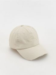 Bawełniana czapka z daszkiem - złamana biel. Czapki damskie Reserved, bez wzorów, z bawełny. W wyprzedaży za 39.99 zł.
