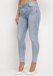 Jasnoniebieskie Jeansy o Dopasowanym Fasonie Ozdobione Połyskiem Anirel. Niebieskie jeansy damskie Born2be, bez wzorów, z jeansu. Za 69.99 zł.
