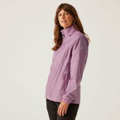 Kurtka trekkingowa damska Corinne IV przeciwdeszczowa. Czerwone kurtki sportowe damskie Regatta, bez wzorów, z softshellu, bez ramiączek, bez kaptura, trekkingowe. W wyprzedaży za 189.99 zł.