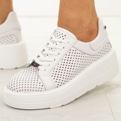 Białe skórzane ażurowe półbuty damskie Filippo Dp7675/26. Białe półbuty damskie Filippo, na jesień, w ażurowe wzory, z jeansu, klasyczne, z okrągłym noskiem, bez obcasa, na platformie, bez zapięcia. Za 259.00 zł.