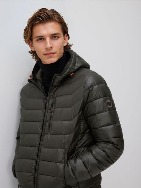 Pikowana kurtka z kapturem - ciemnozielony. Zielone kurtki męskie Reserved, l, bez wzorów, z kapturem. W wyprzedaży za 159.99 zł.