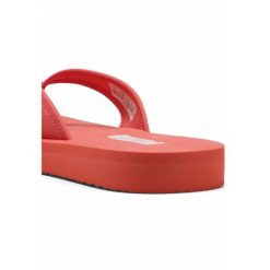Damskie klapki Sandy PUMA Peach Frost White Red. Białe klapki damskie Puma, bez wzorów, sportowe, bez obcasa, bez zapięcia. W wyprzedaży za 119.00 zł.