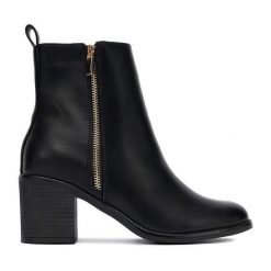 Botki DeeZee. Czarne botki damskie DeeZee, bez wzorów, bez obcasa, na słupku, bez zapięcia. Za 199.99 zł.