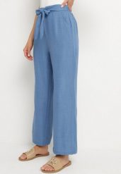 Niebieskie Spodnie o Szerokim Kroju z Wiązaniem i Gumką w Pasie Miravenia. Niebieskie spodnie materiałowe damskie Born2be, bez wzorów, z jeansu, eleganckie. Za 39.99 zł.