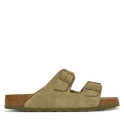 Klapki Birkenstock. Brązowe klapki męskie Birkenstock, bez wzorów, bez zapięcia. Za 549.99 zł.