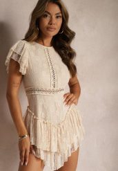 Beżowy Ażurowy Kombinezon z Krótkim Rękawem i Falbanami Tinabette. Brązowe sukienki damskie Renee, na co dzień, m, z aplikacjami, eleganckie, bez kołnierzyka, bez ramiączek, mini, proste. Za 99.99 zł.