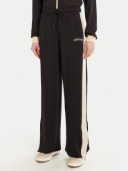 Guess Spodnie dresowe V5RB00 KCO72 Brązowy Regular Fit. Brązowe spodnie dresowe damskie Guess, z aplikacjami, z dresówki. Za 219.99 zł.