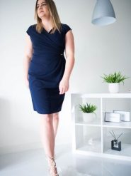 Sukienka Model Oktawia Navy - Jersa. Niebieskie sukienki damskie Jersa, plus size, bez wzorów, z elastanu, bez kołnierzyka, plus size, bez ramiączek, midi, dopasowane. Za 403.41 zł.