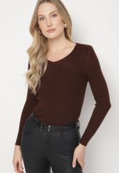 Brązowy Dopasowany Sweter z Prążkowanej Dzianiny z Bawełną z Dekoltem w Serek Tesma. Brązowe swetry nierozpinane damskie Born2be, uniwersalny, bez wzorów, z bawełny, eleganckie, bez kołnierzyka, bez ramiączek. Za 49.99 zł.
