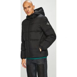 Calvin Klein Jeans - Kurtka puchowa. Czarne kurtki męskie Calvin Klein Jeans, l, bez wzorów, z jeansu, z kapturem. W wyprzedaży za 799.90 zł.