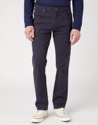 WRANGLER MESKIE SPODNIE MATERIAŁOWE MATERIAŁ GREENSBORO DARK NAVY W15QLNXAE. Niebieskie spodnie materiałowe męskie Wrangler, bez wzorów, z materiału. Za 239.99 zł.