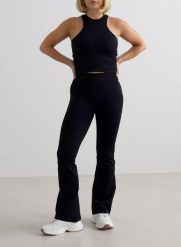 Damskie legginsy bezszwowe rozszerzane, squat proof Shape Seamless czarne. Czarne legginsy damskie Aim'n, bez wzorów, z dzianiny. Za 339.00 zł.