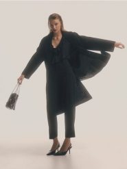 Dwurzędowy płaszcz z wełną - czarny. Czarne płaszcze damskie Reserved, l, bez wzorów, z tkaniny, klasyczne, bez kołnierzyka, bez kaptura. W wyprzedaży za 229.99 zł.