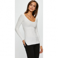 Guess Jeans - Bluzka. Białe bluzki damskie Guess Jeans, l, bez wzorów, z dzianiny, bez kołnierzyka, bez ramiączek. W wyprzedaży za 239.90 zł.