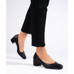 Eleganckie czarne czółenka na niskim słupku Sergio Leone. Czarne czółenka damskie bez wzorów, eleganckie, bez obcasa, na słupku, bez zapięcia. Za 181.89 zł.
