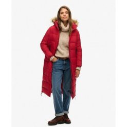 Długi pikowany płaszcz z kapturem z futerkiem sztucznym. Czerwone płaszcze damskie Superdry, bez wzorów, eleganckie, bez kołnierzyka, z kapturem. Za 507.30 zł.