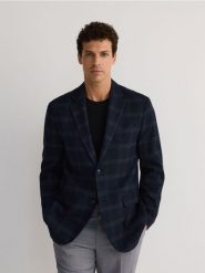 Marynarka regular z dodatkiem wiskozy - granatowy. Niebieskie garnitury męskie Reserved, l, bez wzorów, z tkaniny, bez kołnierzyka, bez ramiączek. W wyprzedaży za 179.99 zł.