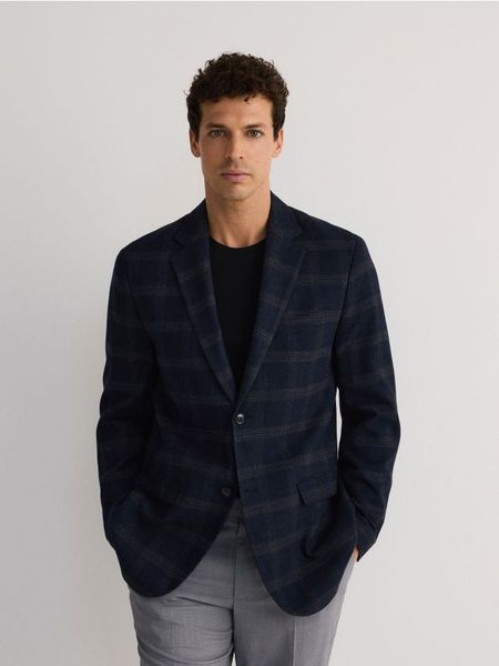 Marynarka regular z dodatkiem wiskozy - granatowy. Niebieskie garnitury męskie Reserved, l, bez wzorów, z tkaniny. W wyprzedaży za 179.99 zł.