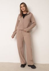 Ciemnobeżowy Komplet Dresowy z Prążkowanego Materiału Bluza z Kapturem i Spodnie Alatha. Brązowe bluzy damskie Born2be, l, bez wzorów, z dresówki, sportowe, bez ramiączek, z kapturem. Za 169.99 zł.
