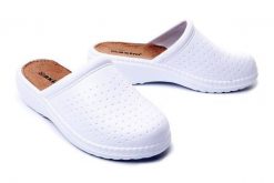 AXIM 7K3808B white, klapki damskie. Białe klapki damskie Axim, bez wzorów, bez obcasa, bez zapięcia. Za 49.99 zł.