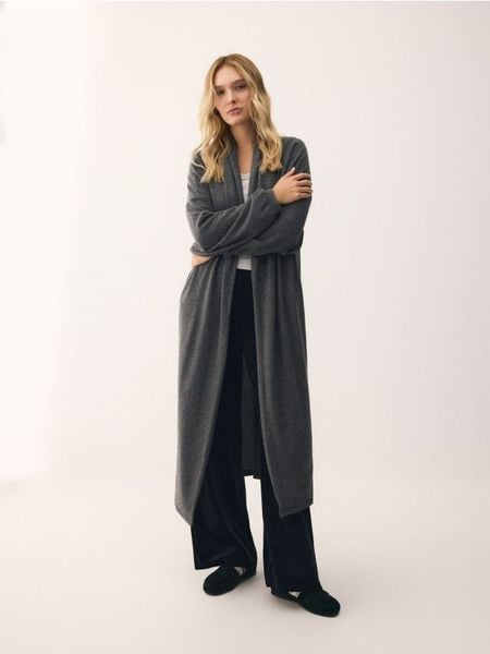 Kardigan z dodatkiem wiskozy - jasnoszary. Szare kardigany damskie Reserved, bez wzorów, z dzianiny, bez kołnierzyka. W wyprzedaży za 89.99 zł.