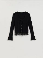 Sweter z koronką - czarny. Czarne swetry nierozpinane damskie Reserved, l, bez wzorów, z dzianiny, bez kołnierzyka, bez ramiączek. Za 119.99 zł.