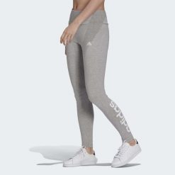 Leginnsy Essentials High-Waisted Logo. Białe obuwie sportowe damskie Adidas, bez wzorów, z bawełny, bez zapięcia, na fitness i siłownię. Za 105.00 zł.