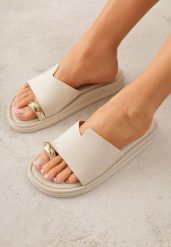 Beżowe Klapki Japonki Ozdobione Aplikacją na Palcu Noevianna. Brązowe klapki damskie Renee, na lato, z aplikacjami, z jeansu, bez obcasa, na płaskiej podeszwie, bez zapięcia. Za 79.99 zł.