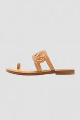 MICHAEL KORS Brązowe klapki Alma Flat Sandal, Rozmiar 38,5. Brązowe klapki damskie Michael Kors, bez wzorów, bez obcasa, bez zapięcia. W wyprzedaży za 437.99 zł.