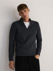 Sweter ze stójką - ciemnoszary. Szare swetry męskie Reserved, l, bez wzorów, z dzianiny, bez kołnierzyka, bez ramiączek. W wyprzedaży za 69.99 zł.