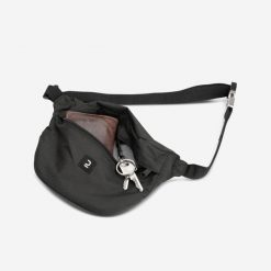 Torebka nerka na deskorolkę WB500 ze zintegrowanym narzędziem. Czarne saszetki i nerki męskie Decathlon, bez wzorów, z materiału. Za 69.99 zł.