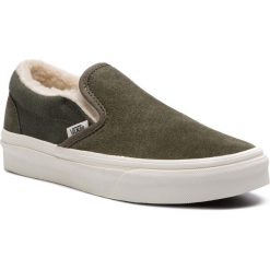Tenisówki VANS - Classic Slip-On VN0A38F7ULZ1 (Suede/Sherpa) Grape Leaf. Zielone trampki i tenisówki damskie Vans, bez wzorów, z gumy, bez zapięcia. W wyprzedaży za 239.00 zł.