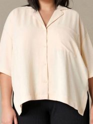 Koszula z kieszonką - kremowy. Białe koszule damskie Sinsay, l, bez wzorów, eleganckie, bez kołnierzyka, bez ramiączek. W wyprzedaży za 33.99 zł.