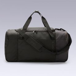 Torba sportowa Kipsta Essential 55 l. Czarne torby sportowe męskie Decathlon, bez wzorów, z materiału, na ramię. Za 59.99 zł.